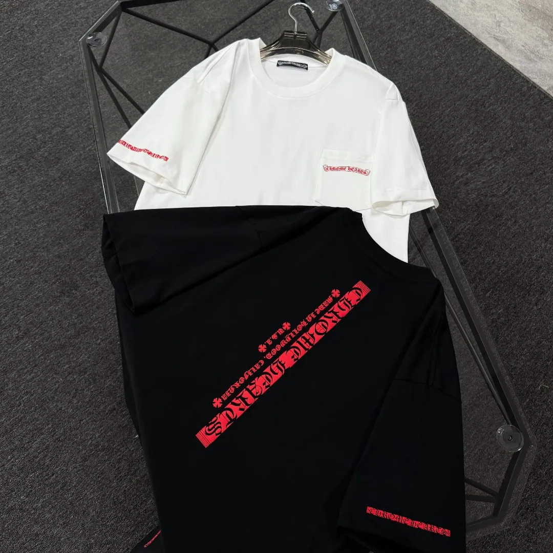 P170 Chrome Hearts Chrome Hearts 25 high version. The fabric is made of 300 grams of high-density pure cotton. It does not deform or shrink. It has three labels. It is the same style for men and women. Technology: suede foam printing. Color: white, black. SIZE: S-XL.